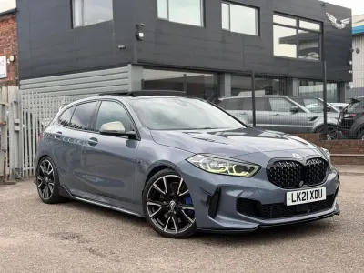 Begagnad BMW M135 Comfort Edition 2021 Grå Halvkombi