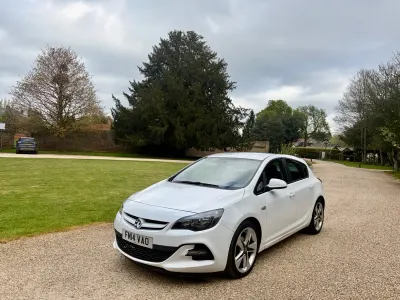 Second-hand Vauxhall Astra Edition 140 CP (102 kW) 2014 Alb Hatchback