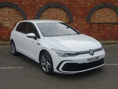 Second-hand VW Golf VIII R-line 150 CP (110 kW) 2024 Alb Hatchback