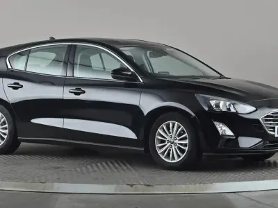 Begagnad Ford Focus Titanium 125 HK (91 kW) 2020 Svart Halvkombi