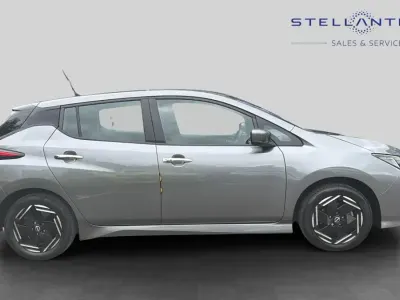 Begagnad Nissan Leaf Acenta 108 kW (148 HK) 2022 Grå Halvkombi