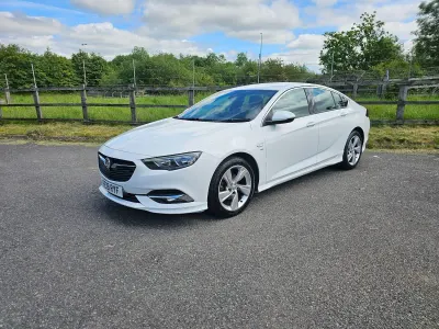 Used Vauxhall Insignia SRi 165 HP (121 kW) 2019 White Hatchback