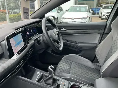 Begagnad VW Golf VIII R-line 130 HK (95 kW) 2022 Grå Halvkombi