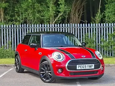 Używany Mini Cooper Classic 136 KM (100 kW) 2019 Czerwony Hatchback