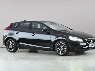 Używany Volvo V40 Momentum 122 KM (89 kW) 2018 Czarny Hatchback