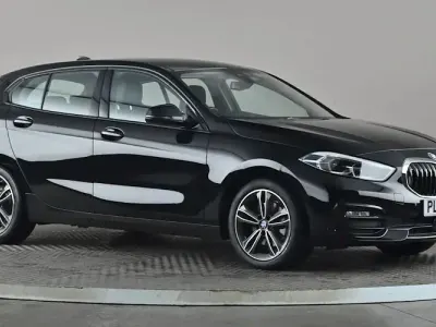 Begagnad BMW 118 Sport Line 136 HK (100 kW) 2024 Svart Halvkombi