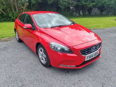 Gebraucht Volvo V40 115 PS (84 kW) 2015 Rot Kleinwagen