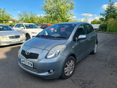 Używany Toyota Yaris 85 KM (62 kW) 2007 Srebrny Hatchback