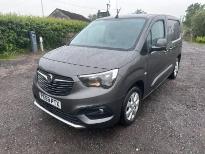 Usado Vauxhall Combo 100 HP (73 kW) 2019 Cinzento Monovolume