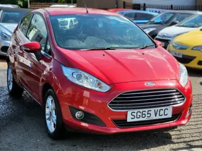Usado Ford Fiesta Zetec 82 CV (60 kW) 2015 Rojo Utilitario