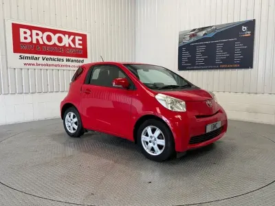 Usado Toyota iQ 68 HP (50 kW) 2009 Vermelho Citadino