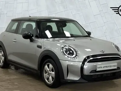 Usado Mini Cooper Classic 134 CV (98 kW) 2023 Plateado Utilitario