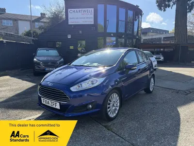 Begagnad Ford Fiesta Titanium 100 HK (73 kW) 2014 Blå Halvkombi