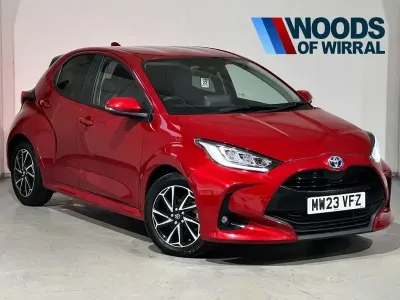 Usado Toyota Yaris Hybrid Design 116 CV (85 kW) 2023 Rojo Utilitario