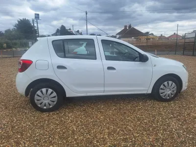 Used Dacia Sandero Ambiance 75 HP (55 kW) 2015 White Hatchback