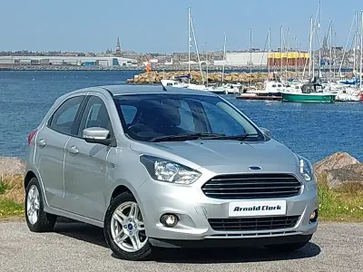 Usado Ford Ka Plus Zetec 70 HP (51 kW) 2018 Prateado Citadino