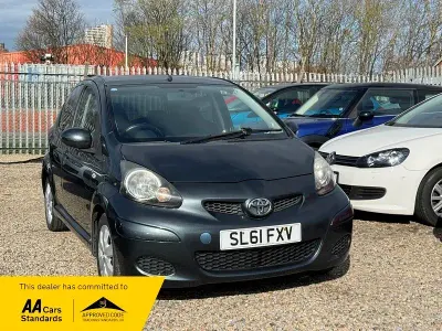 Usado Toyota Aygo 68 CV (50 kW) 2011 Gris Utilitario
