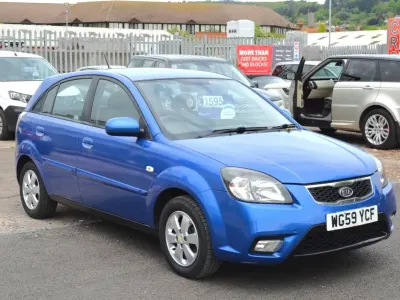 Begagnad Kia Rio 108 HK (79 kW) 2010 Blå Halvkombi