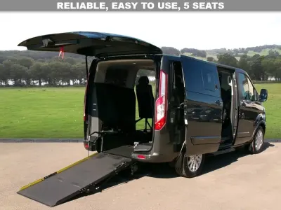 Usado Ford Tourneo Titanium 130 HP (95 kW) 2018 Cinzento Monovolume
