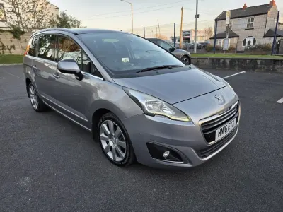 Usado Peugeot 5008 Allure 120 HP (88 kW) 2016 Cinzento Monovolume