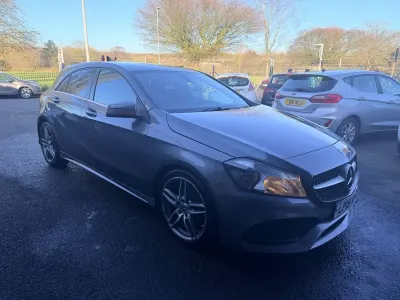 Usado Mercedes A160 AMG line 102 HP (75 kW) 2018 Cinzento Citadino