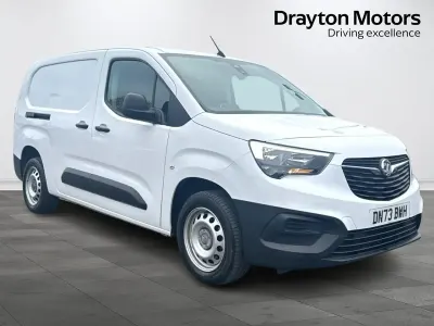Używany Vauxhall Combo S 100 KM (73 kW) 2023 Biały Minivan