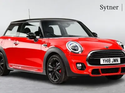 Usado Mini Cooper Hatch 134 CV (98 kW) 2018 Rojo Utilitario