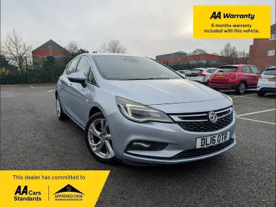 Usado Vauxhall Astra SRi 136 CV (100 kW) 2016 Plateado Utilitario