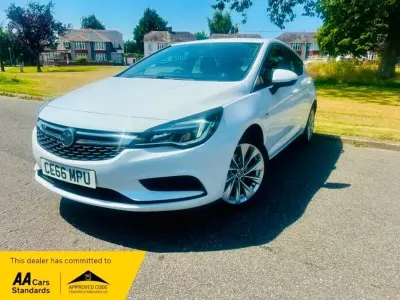 Used Vauxhall Astra 105 HP (77 kW) 2016 White Hatchback