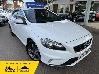 Begagnad Volvo V40 R-Design 122 HK (89 kW) 2015 Vit Halvkombi