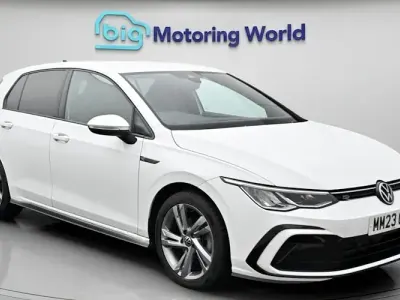 Second-hand VW Golf VIII R-line 150 CP (110 kW) 2023 Alb Hatchback