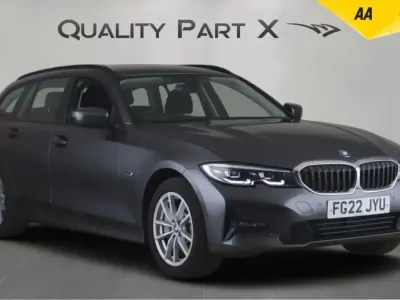 Usado BMW 330e 2022 Gris Familiar