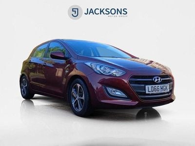 Used Hyundai i30 SE 100 HP (73 kW) 2016 Red Hatchback