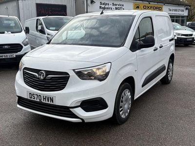 Używany Vauxhall Combo Sportive 100 KM (73 kW) 2020 Biały Sedan/Limuzyna