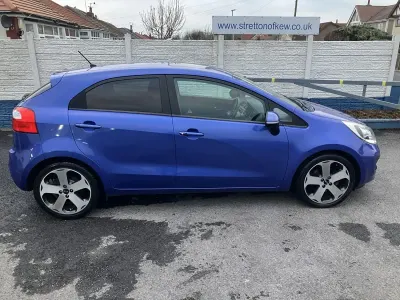 Usado Kia Rio 109 CV (80 kW) 2014 Azul Utilitario