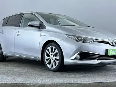 Used Toyota Auris Hybrid 136 HP (100 kW) 2016 Silver Hatchback