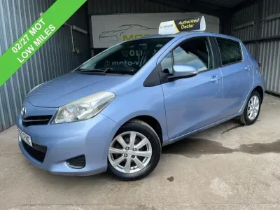 Used Toyota Yaris 101 HP (74 kW) 2013 Blue Hatchback