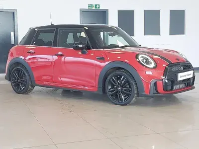 Używany Mini Cooper Premium 136 KM (100 kW) 2023 Czerwony Hatchback