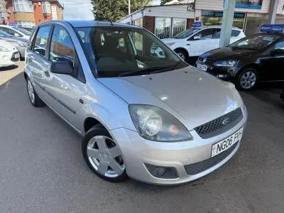 Second-hand Ford Fiesta Zetec 75 CP (55 kW) 2006 Argintiu Hatchback