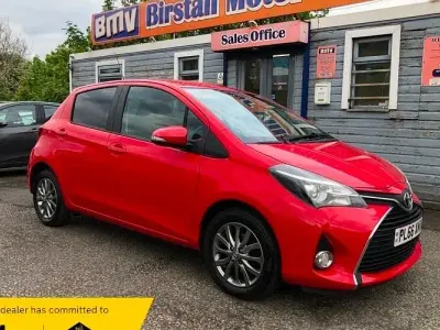 Used Toyota Yaris 99 HP (72 kW) 2016 Red Hatchback