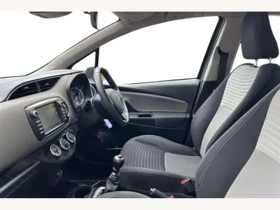 Używany Toyota Yaris 111 KM (81 kW) 2018 Szary Hatchback