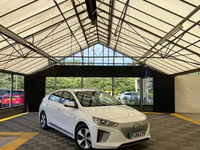 Begagnad Hyundai Ioniq Premium 88 kW (120 HK) 2018 Vit Halvkombi