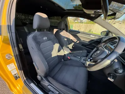 Begagnad VW Golf VII R 300 HK (220 kW) 2019 Gul Halvkombi