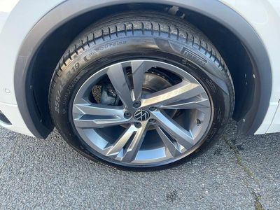 Second-hand VW Tiguan R-line Edition 150 CP (110 kW) 2024 Alb SUV