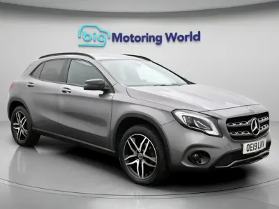 Usado Mercedes GLA180 Urban 122 HP (89 kW) 2019 Cinzento SUV