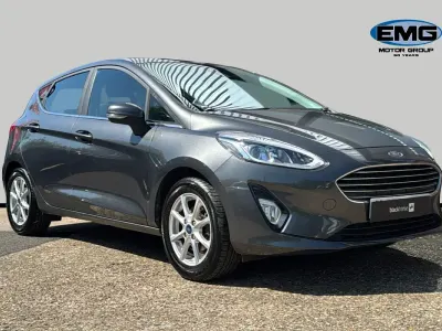 Usado Ford Fiesta Zetec 85 HP (62 kW) 2017 Cinzento Citadino