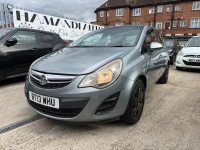 Usado Vauxhall Corsa 85 HP (62 kW) 2013 Prateado Citadino