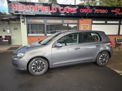 Usado VW Golf VI S 105 HP (77 kW) 2010 Cinzento Citadino