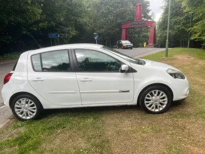 Used Renault Clio Dynamique 88 HP (64 kW) 2012 White Hatchback