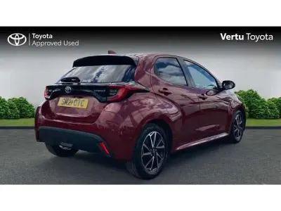 Usata Toyota Yaris Hybrid Design 116 CV (85 kW) 2021 Rosso Utilitaria